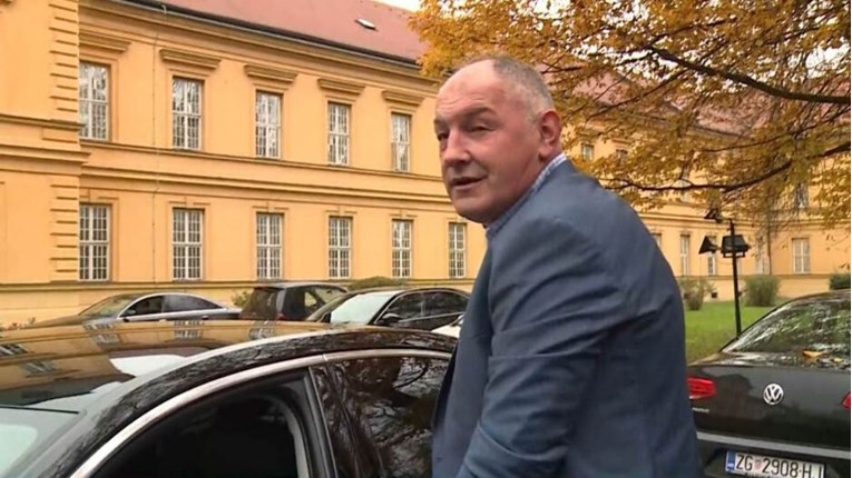 VIDEO Pogledajte kako Bandićev vozač bježi od novinara: "Ja sam samo šofer"